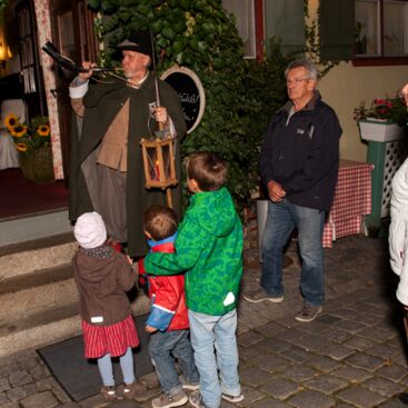 Dinkelsbühl, Nachtwächter spielt auf dem Horn