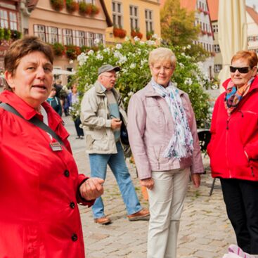 Dinkelsbühl, Stadtführung Reisegruppe am Weinmarkt